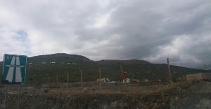 Në mungesë të përpunimit në vend, qindra ton mineral në ditë nisen nga Kalimashi drejt Kosovës (fotot)
