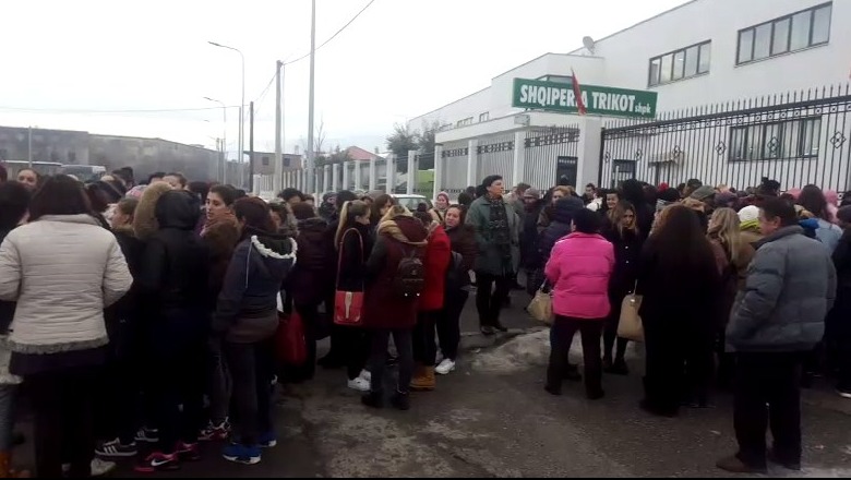 Shkodër, punonjëset e fasonerisë në protestë për kushtet e punës, administratori: Gati për bisedime